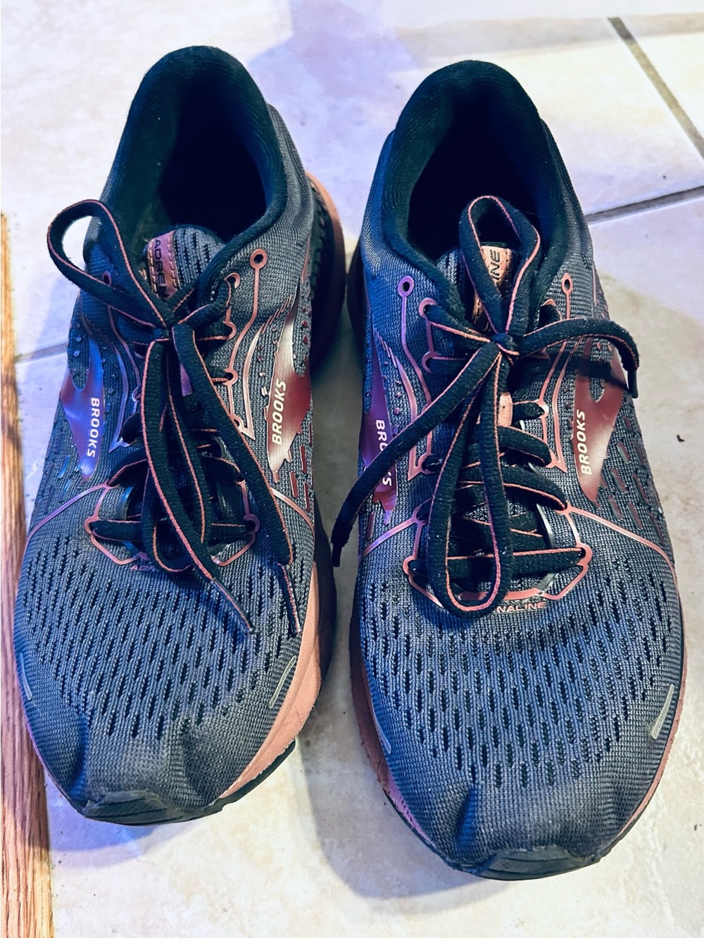 Brooks Women's Adrenaline GTS 21 road running shoes. Size 7